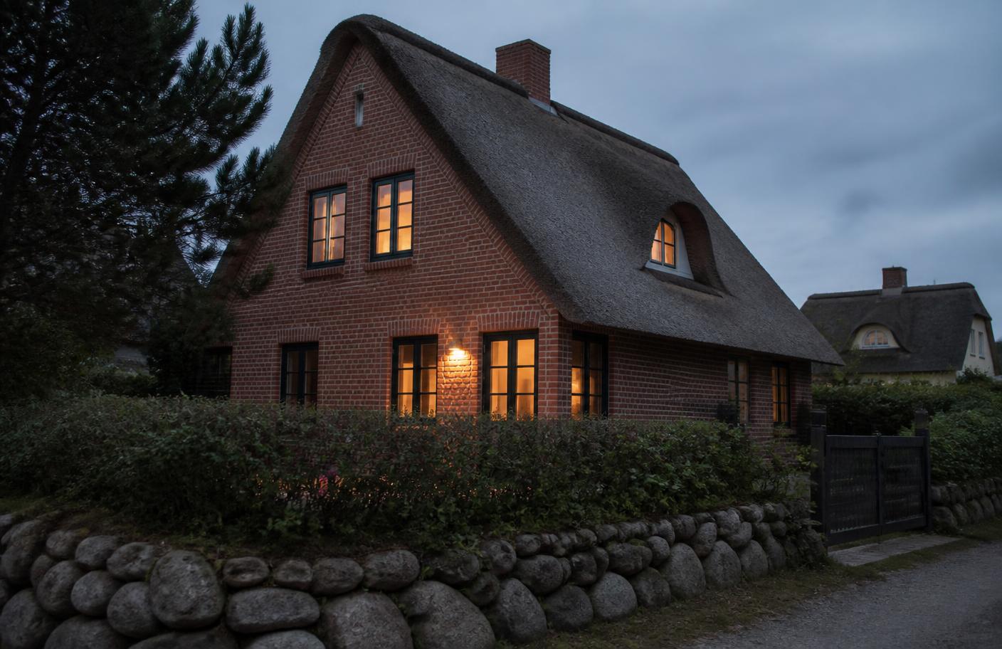 Ferienhaus in Norddeutschland am Abend, typisch für die Region Ammerland